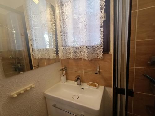 une salle de bain avec un lavabo blanc et un miroir dans l'établissement Studio à Le Barcarès avec Piscine – 4 Pers, Animaux OK, Parking - FR-1-799-40, au Barcarès