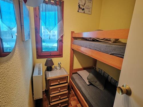 Cette petite chambre comprend 2 lits superposés et un lavabo. dans l'établissement Saint Cyprien T2 proche plage avec piscine et parking - FR-1-732-80, à Saint-Cyprien