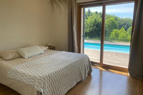 Postel nebo postele na pokoji v ubytování Beautiful Villa with Pool and Lake View
