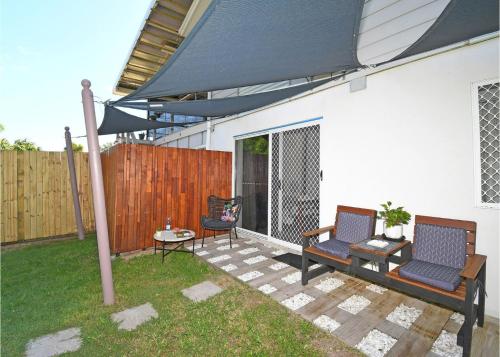 Taman di luar GetAwayStay - 3BR - Aircon - WiFi - Smart TV