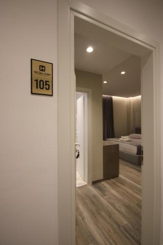 Ein Bett oder Betten in einem Zimmer der Unterkunft W Cika Hotel