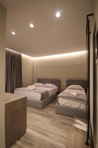 Ein Bett oder Betten in einem Zimmer der Unterkunft W Cika Hotel