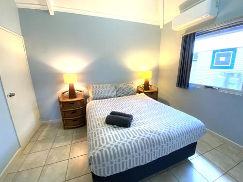 Postel nebo postele na pokoji v ubytování Osprey Holiday Village Unit 114