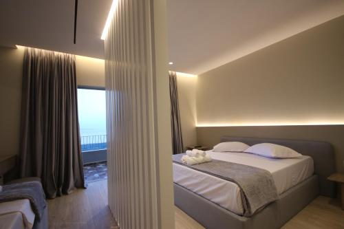 Ein Bett oder Betten in einem Zimmer der Unterkunft W Cika Hotel