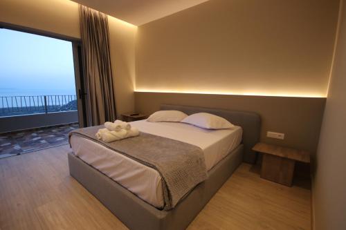 Ein Bett oder Betten in einem Zimmer der Unterkunft W Cika Hotel