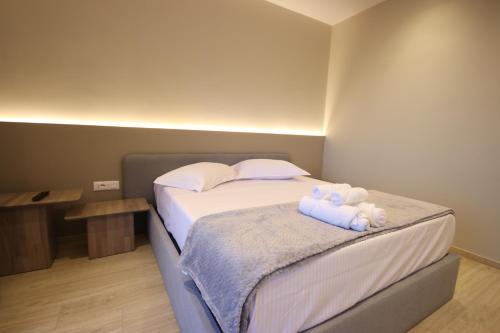Ein Bett oder Betten in einem Zimmer der Unterkunft W Cika Hotel