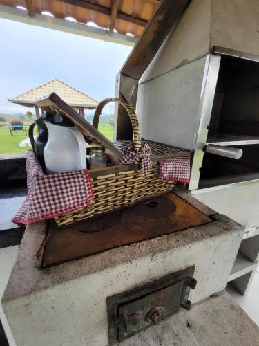 un cesto di vimini appoggiato sopra una stufa di Villa Park Chalés - A sua fazendinha ao lado do Beto Carrero a Penha