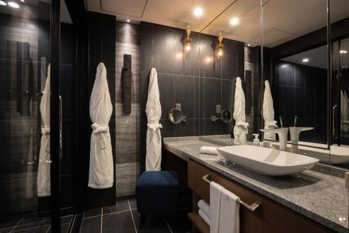 a bathroom with a sink and a mirror at Hotel Metropolitan Kawasaki in Kawasaki
