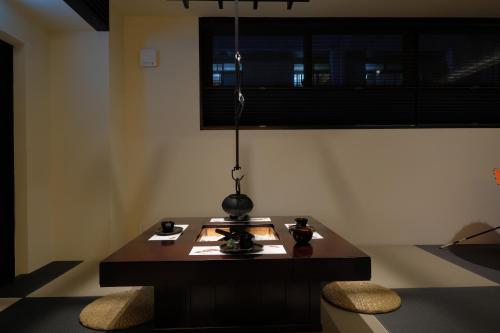 a room with a table and two chairs and a window at 国際通りまで車で5分 那覇空港まで車で8分 最大15名 As bld in Makishimachi