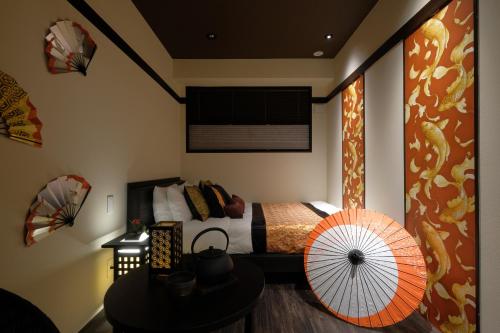 a bedroom with a bed and an orange umbrella at 国際通りまで車で5分 那覇空港まで車で8分 最大15名 As bld in Makishimachi