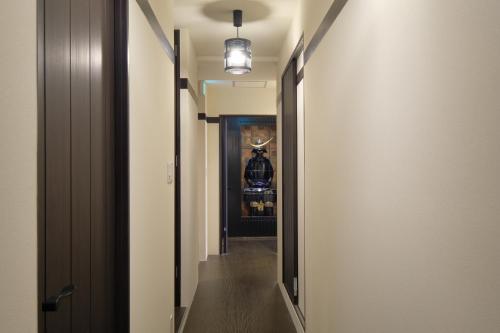 a long hallway with a hallway at 国際通りまで車で5分 那覇空港まで車で8分 最大15名 As bld in Makishimachi