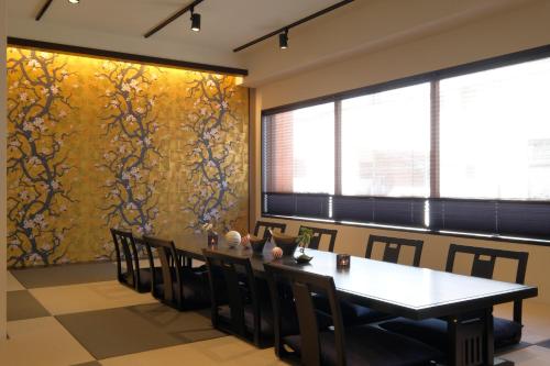 a dining room with a table and chairs at 国際通りまで車で5分 那覇空港まで車で8分 最大15名 As bld in Makishimachi
