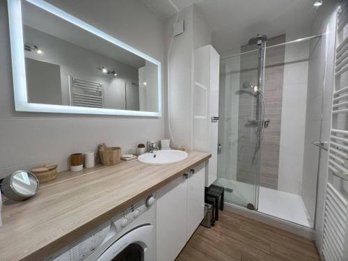 une salle de bain avec un lavabo et une machine à laver dans l'établissement La Baule: Bel appartement à 250m de la plage et des commerces - FR-1-392-238, au Pouliguen