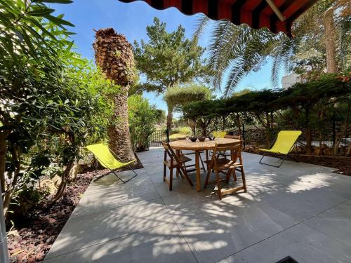 Appartement 2 Pièces avec Terrasse - Centre-ville & Proche Mer - FR-1-226B-210