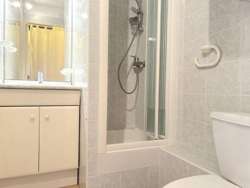 une salle de bain avec une douche, des toilettes et un lavabo dans l'établissement Appartement 2 pièces coin nuit, balcon sud, proche plage et commerces, garage inclus, 5 couchages - FR-1-251-838, à Bormes-les-Mimosas