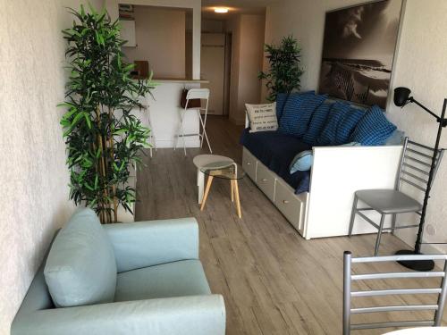 un salon avec un canapé et un lit dans l'établissement Charmant T2 avec parking et accès plage à Sète - FR-1-472-204, à Sète