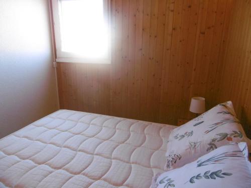 un lit dans une chambre avec une fenêtre dans l'établissement Sète: Apt 25m², 4pers, Clim, Terrasse, Parking - FR-1-472-205, à Sète