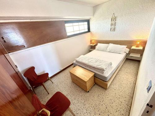 une petite chambre avec un lit et une fenêtre dans l'établissement Appart 2 pièces à 50m plage avec balcon et parking, 6 couchages - FR-1-229C-99, à Port-la-Nouvelle