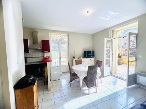 Photo de la galerie de l'établissement Charmant F2 avec balcon, centre-ville, 2 pers, proche cures, animaux admis - FR-1-703-183, à Amélie-les-Bains-Palalda