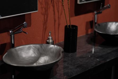 two sinks on a counter in a bathroom at 国際通りまで車で5分 那覇空港まで車で8分 最大15名 As bld in Makishimachi