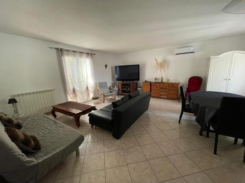 Photo de la galerie de l'établissement villa de charme PISCINE 10mns de la mer- La Safio, à Poussan