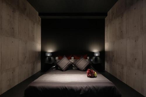 a bedroom with a large bed with flowers on it at 国際通りまで車で5分 那覇空港まで車で8分 最大15名 As bld in Makishimachi