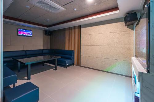 a waiting room with a table and a tv at Dongho Beach Hotel in Gochang 