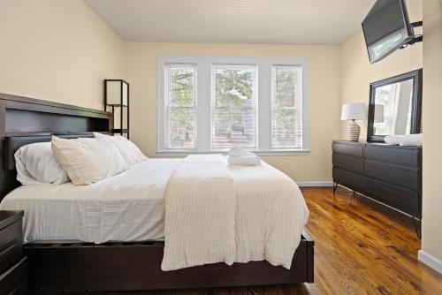a bedroom with a large bed and a television at The Commuter Dream Apartment close to NYC in Newark
