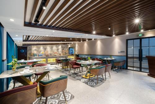a restaurant with wooden ceilings and tables and chairs at Nost algia S Hotel Hangzhou West Lake & Lingyin Temple 时光漫步S酒店杭州西湖店 Free laundry service, Free fresh ground coffee in Hangzhou