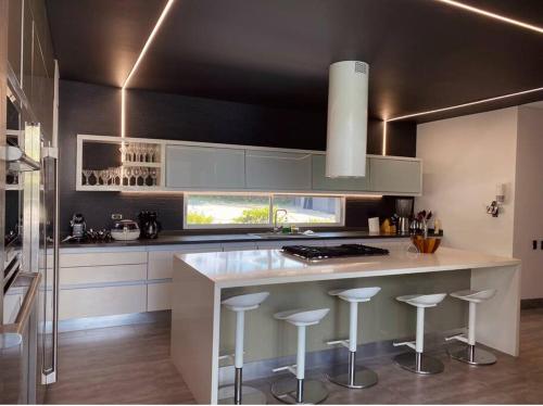 Η κουζίνα ή μικρή κουζίνα στο Luxury mansion in heart of Eje Cafetero 15 sleeps!