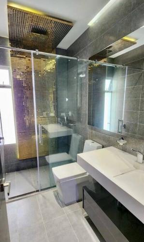 Ένα μπάνιο στο Luxury mansion in heart of Eje Cafetero 15 sleeps!