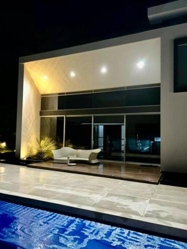 Πισίνα στο ή κοντά στο Luxury mansion in heart of Eje Cafetero 15 sleeps!