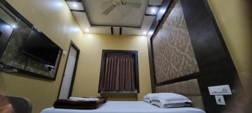 Televiisor ja/või meelelahutuskeskus majutusasutuses HOTEL SREE DURGA