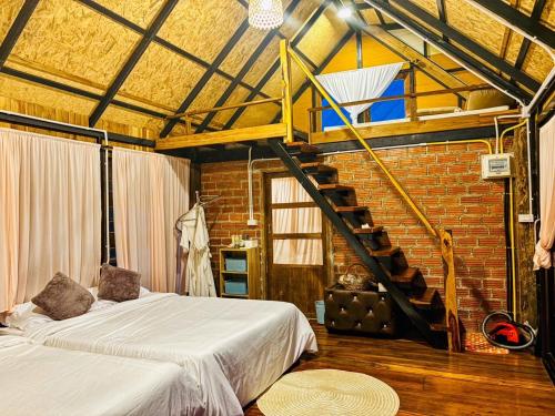 เตียงในห้องที่ DeeTorJai FarmStay Nan ดีต่อใจ ฟาร์มสเตย์ น่าน โดยเจ้าของ