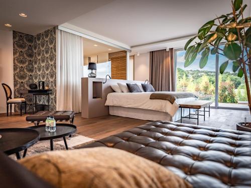 une chambre avec un lit et un salon dans l'établissement Porto-Vecchio Palombaggia Villa Azaïtù, à Porto-Vecchio