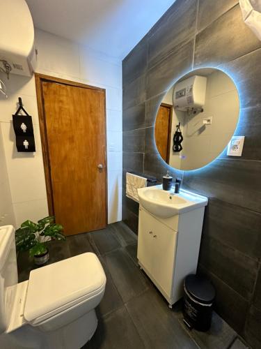 Et badeværelse på Casa independiente con estufa a leña