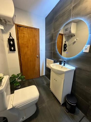 Et badeværelse på Casa independiente con estufa a leña