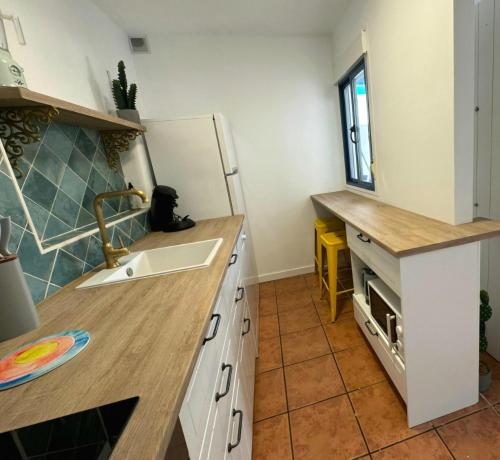 a kitchen with a sink and a counter at Las Negras CENTRO. Al lado del mar. Con dos terrazas in Las Negras