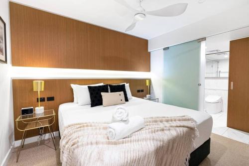 Postel nebo postele na pokoji v ubytování Sapphire Suite - Central Boutique Resort Vibes