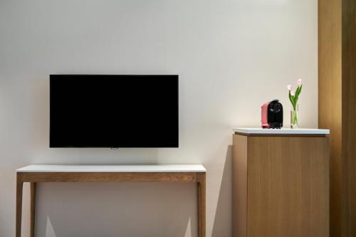 TV a/nebo společenská místnost v ubytování Crowne Plaza Zhuhai City Center by IHG - offers free one-way shuttle to Chimelong Ocean Kingdom