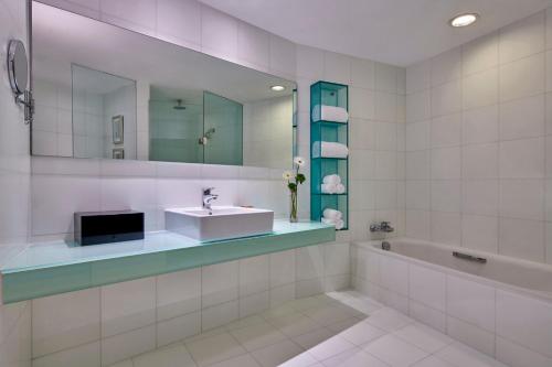 Koupelna v ubytování Crowne Plaza Zhuhai City Center by IHG - offers free one-way shuttle to Chimelong Ocean Kingdom