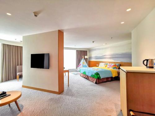 Postel nebo postele na pokoji v ubytování Crowne Plaza Zhuhai City Center by IHG - offers free one-way shuttle to Chimelong Ocean Kingdom