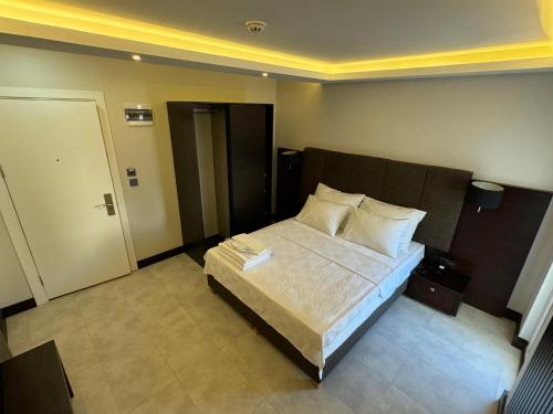 Una cama o camas en una habitación de Visse Hotel