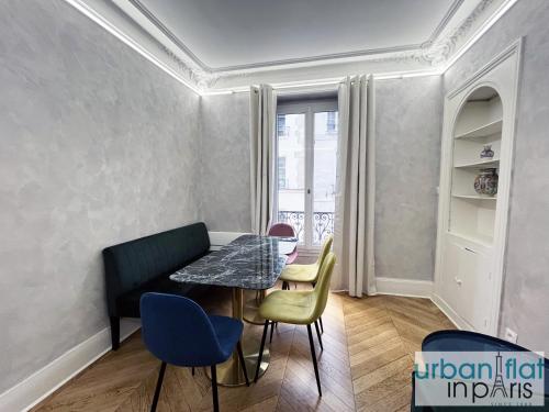 une salle à manger avec une table et des chaises dans l'établissement Urban Flat 180 - Charmant Appartement au coeur du Marais, à Paris
