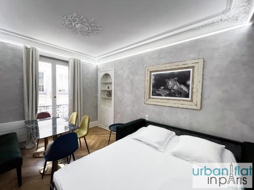 une chambre d'hôtel avec un lit et une table dans l'établissement Urban Flat 180 - Charmant Appartement au coeur du Marais, à Paris