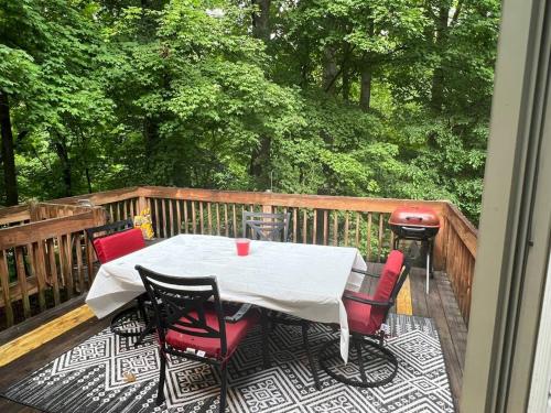 Balkón nebo terasa v ubytování Spacious 4BR Colonial with River Views & Family Charm