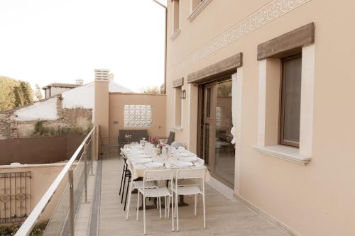 a table on the balcony of a house at La Via Verde in Miguel-Ibáñez
