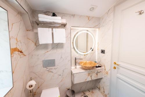 a bathroom with a sink and a mirror at Ecletico Villa in Bucharest