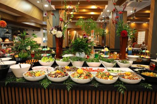 ein Buffet mit vielen Schüsseln voller Speisen auf einem Tisch in der Unterkunft Side Yeşilöz Hotel in Side