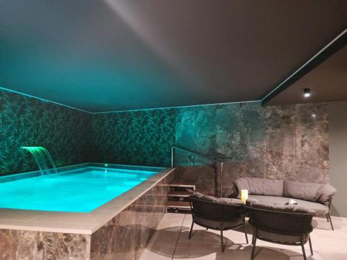 Bazén v ubytování Hôtel & Spa Rocabella nebo v jeho okolí